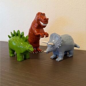 Mix and match magnetic dinosaurs.